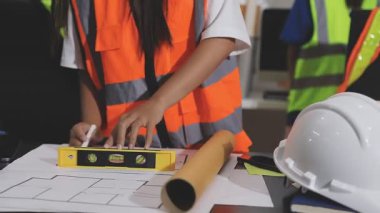 Proje, mühendislik ve mühendislik konsepti için inşaat projesinde dizüstü bilgisayarla çalışan mühendis..