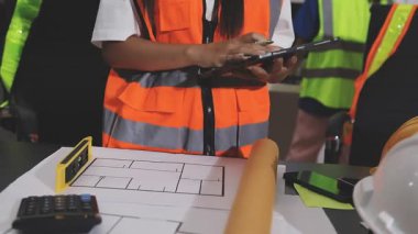 Fabrikada dijital tabletle çalışan işçi mühendisi