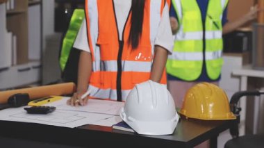 Ofiste çalışan kadın mühendis ve mühendis veya mimar