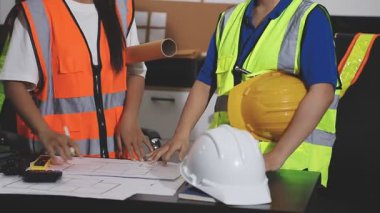 İnşaat alanında Asyalı mimar ve kadın mimar..