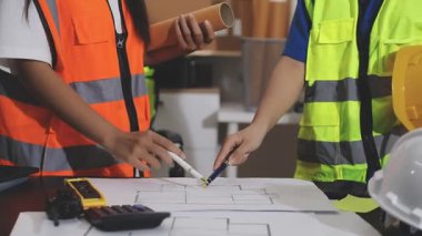 İnşaat projesinde çalışan mimar mühendisi. mühendislik projesi