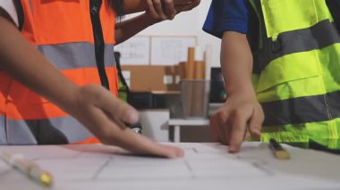 Ofiste planlar üzerinde çalışan mühendis ya da mimar
