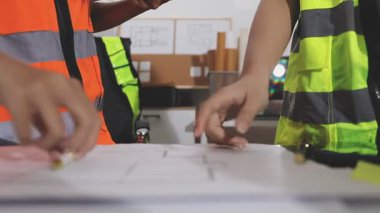 Fabrikada çalışan mühendis ve mühendis, inşaat projesinde çalışan ekip mühendisi, mühendislik konsepti..