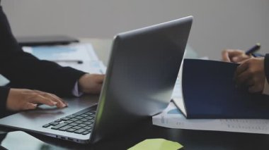 Ofiste çalışan iş adamları