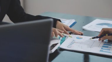 İş adamı dizüstü bilgisayardaki mali tabloları analiz ediyor