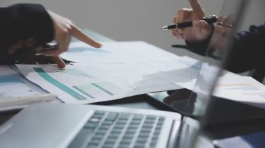 Genç iş adamı ofiste.