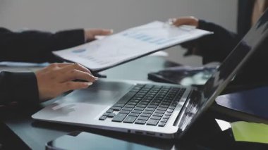 işadamı belgeleri ve bilgisayar ile çalışma