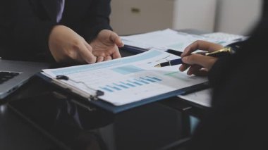 İş adamları ofiste yeni fikirleri tartışıyor.