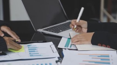 Belgelerle çalışan iş ekibi