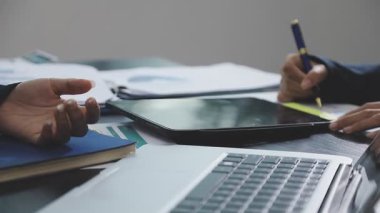 İş ekibi iş yerinde mali verileri ve planlama stratejisini tartışıyor