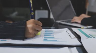 Ofiste çalışan bir iş adamı.