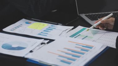 İş adamları iş haritalarını tartışıyor ve planlıyorlar