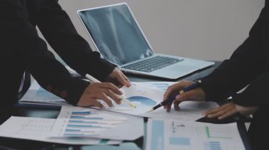 Mali çizelgeleri tartışan işadamı