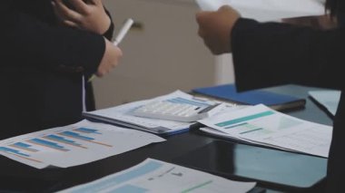 Finansal veriler tartışırken iş adamları