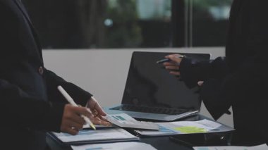 Kapat. Ofiste çalışan iş adamları.