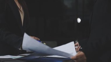 İş adamı ofiste el sıkışıyor.