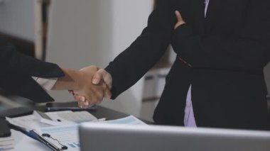 İş ekibi ofiste el sıkışıyor, kapatıyoruz.