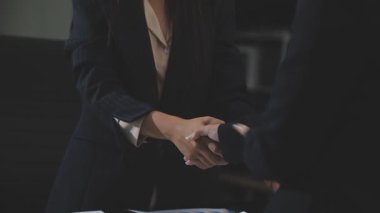 İş Adamları Tokalaşıyor