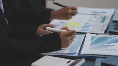 Ofiste çalışan iş adamlarının bakış açısını kapat