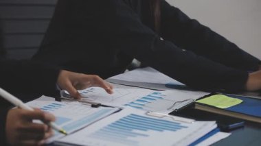 Modern bir ofiste finansal raporla çalışan işadamları, iş konsepti