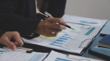 Birlikte çalışan iş adamları, beyin fırtınası, takım çalışması.