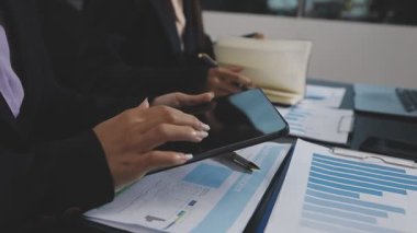 İş adamları birlikte çalışıyor.