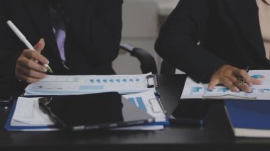 İş adamı ve kadın ofiste birlikte çalışıyorlar..