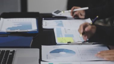 Dizüstü bilgisayar Office ile çalışan iş adamı