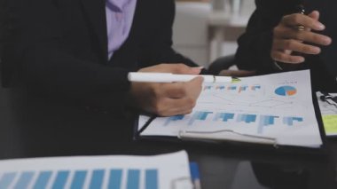 Ofiste çalışan iş adamları.