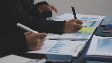 Finansal grafik ve mali raporla iş ekibi toplantısı