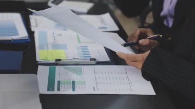 Ofiste çalışan işadamları belgeyi, iş kavramını tartışıyor..