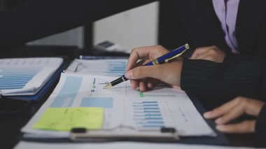 İşadamı eli bilgisayardaki mali raporla çalışıyor