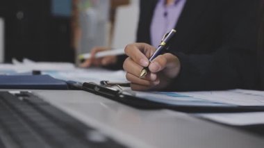İşadamı ofiste notlar yazıyor.