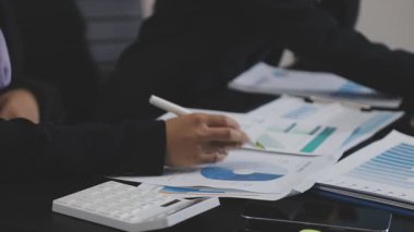 İş ekibi ofiste toplanıyor.