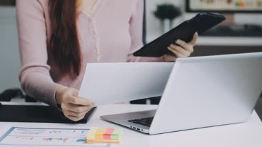 Dizüstü bilgisayarı olan genç bir kadın