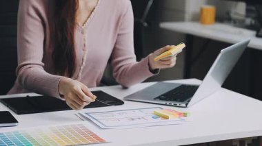 Bilgisayarda çalışan genç tasarımcı