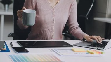 Genç tasarımcı kadın ofisinde çalışıyor.