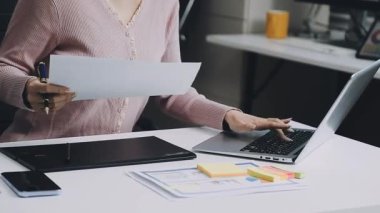 Ofis masasında bilgisayarla çalışan iş kadını.