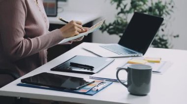 Ofiste çalışan genç kadın mimar