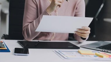 Modern ofiste mali raporları olan genç bayan çalışanlar.