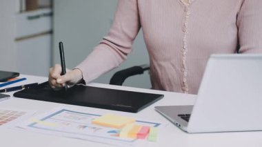 Dizüstü bilgisayarda çalışan kadın tasarımcının yakın görüntüsü