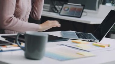 Kapat - iş kadınının iş yerinde tablet ve dizüstü bilgisayar kullanması