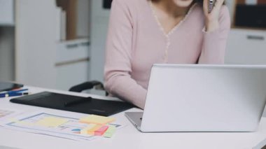 Dizüstü bilgisayarı üzerinde çalışan genç bayan tasarımcı.