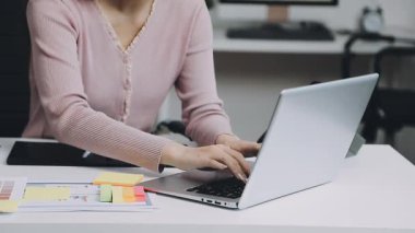 Dizüstü bilgisayarı olan kadın tasarımcı