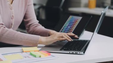 Ofiste bilgisayarla çalışan tasarımcı kadın tasarımcı