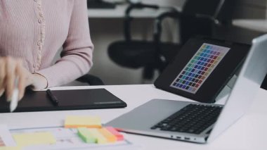 Ofiste çalışan genç yaratıcı kadın.