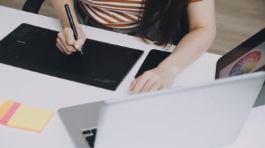 bilgisayar masasında çalışan kadın