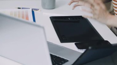 Ofiste bilgisayarla çalışan iş adamları