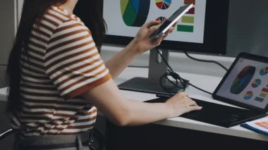 Dijital tabletle çalışan tasarımcı