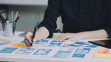 Tasarımcı ekrana grafik çiziyor